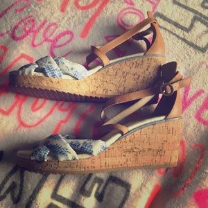 I’m selling these TOMMY BAHAMA shoes